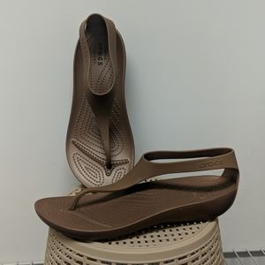 Women's Crocs Serena Flip Sandal Tan 7 Like New!